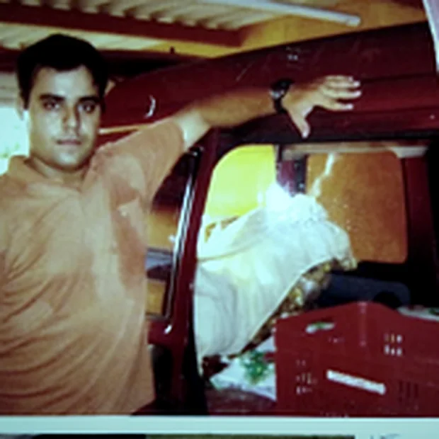 Aloísio em 2008, carregando mercadoria na van.