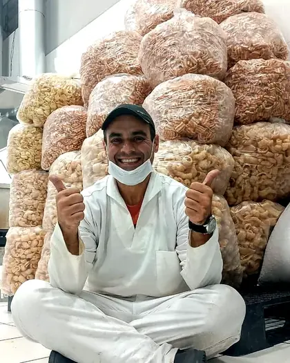 Aloísio em frente aos sacos de pururuca.