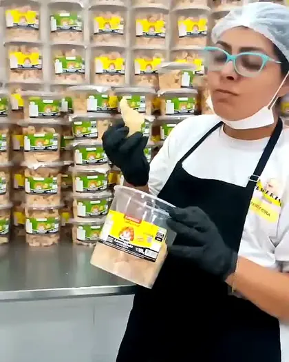 Potes de pururuca empilhados na fábrica.